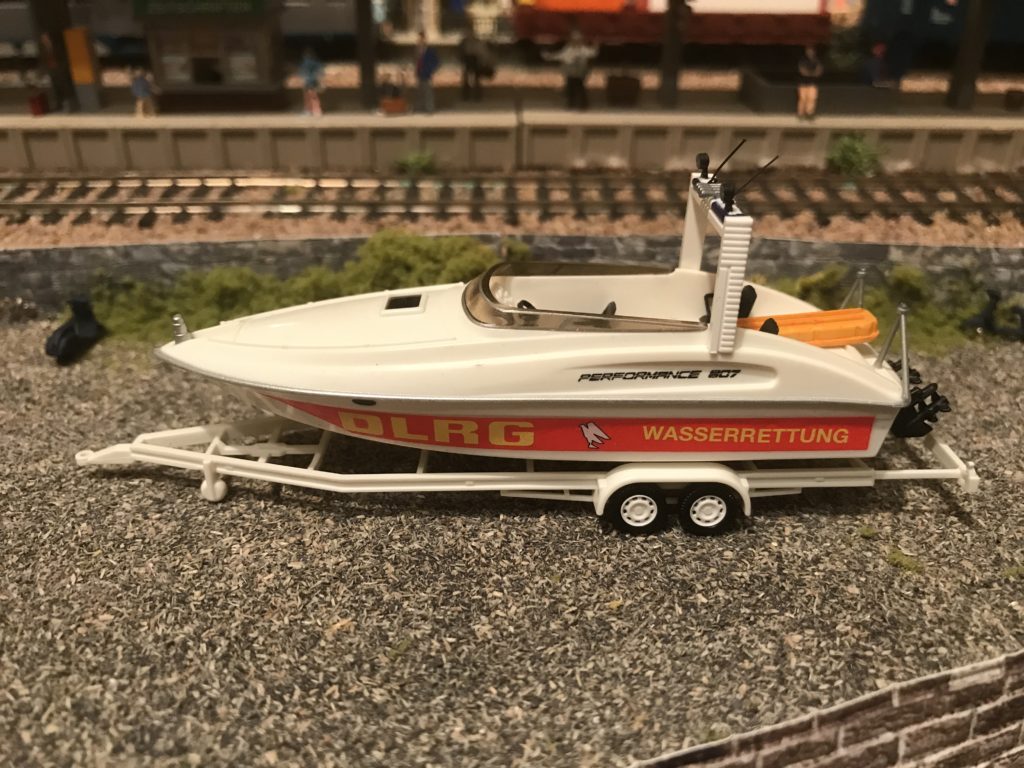 DLRG Schnelleinsatzboot auf Tandemtrailer