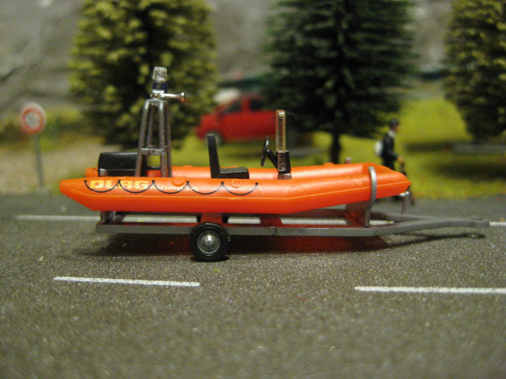 Anhänger/Motorboot mit Geräteträger, DLRG