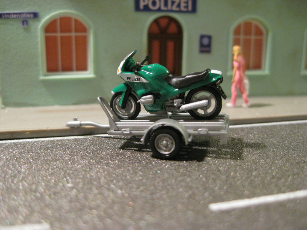 Motorrad BMW RS 1100 "Polizei" auf Anhänger